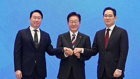 F&uuml;r seinen Investitionsplan hat Pr&auml;sident Lee Jae Myung die Vorst&auml;nde von Samsung Electronics, Lee Jae Yong (r), und SK Hynix, Chey Tae Won, an Bord geholt.
