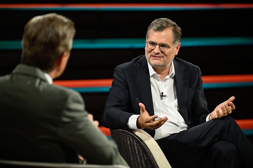SPD-Politiker Wolfgang Schmidt tat sich am Mittwochabend schwer, die Spitze seiner Partei zu kritisieren. SPD-Politiker Wolfgang Schmidt tat sich am Mittwochabend schwer, die Spitze seiner Partei zu kritisieren.