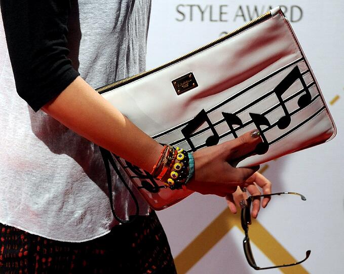 mit ihrer äußerst passenden Handtasche auf.