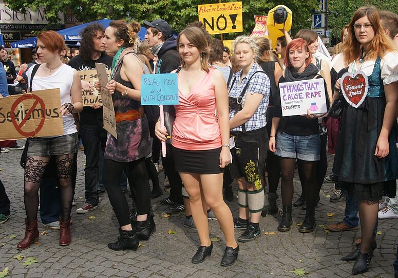 Beim Slutwalk in München haben heute rund 200 Menschen unter dem Motto "Nein heißt Nein" gegen Diskriminierung und Sexismus demonstriert. Sie stellen sich damit gegen sexualisierte Gewalt sowie gegen Vergewaltigungsmythen und -verharmlosungen.