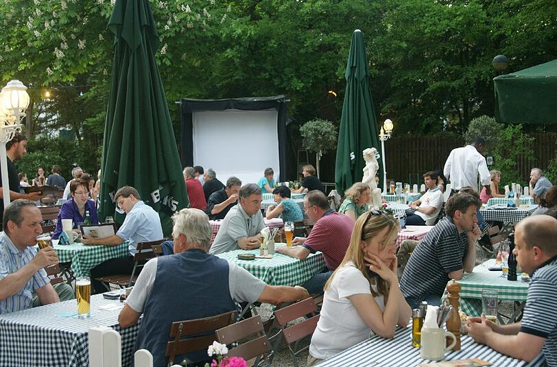 Entspannt geht&rsquo;s zu im Biergarten vom Gasthaus zum Hirschen.