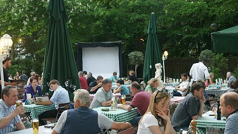 Entspannt geht&rsquo;s zu im Biergarten vom Gasthaus zum Hirschen.