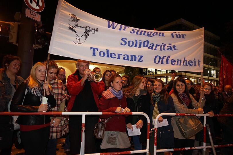 Gegendemonstranten machen hier auf kreative Weise Protest gegen Pegida.