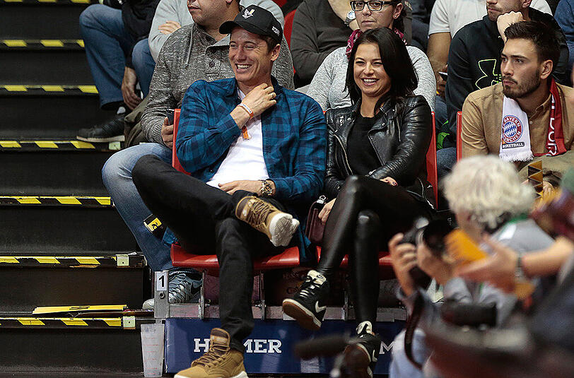 Stürmer Robert Lewandowski mit seiner Frau Anna.