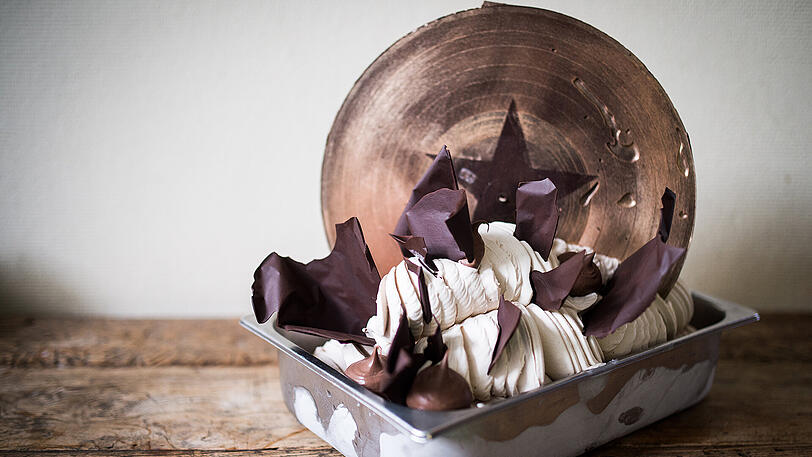 Die Eiskreation "Black Star" der Eisdiele "Cuore Di Vetro" in Berlin-Mitte steht auf einem Tisch.