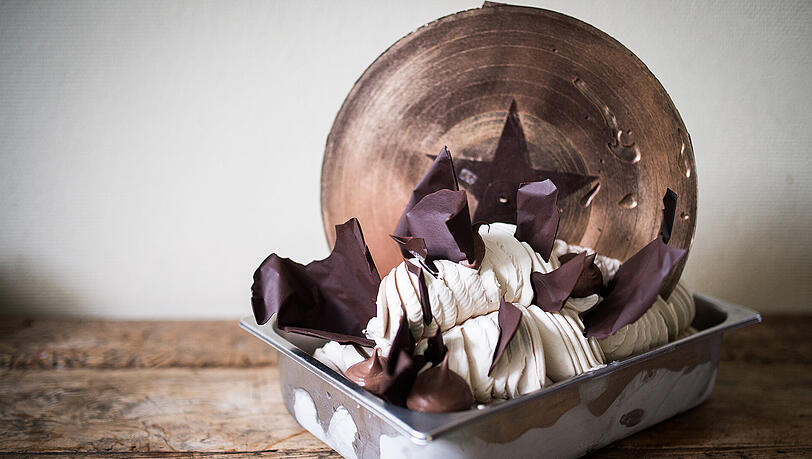 Die Eiskreation "Black Star" der Eisdiele "Cuore Di Vetro" in Berlin-Mitte steht auf einem Tisch. Die Eiskreation "Black Star" der Eisdiele "Cuore Di Vetro" in Berlin-Mitte steht auf einem Tisch.
