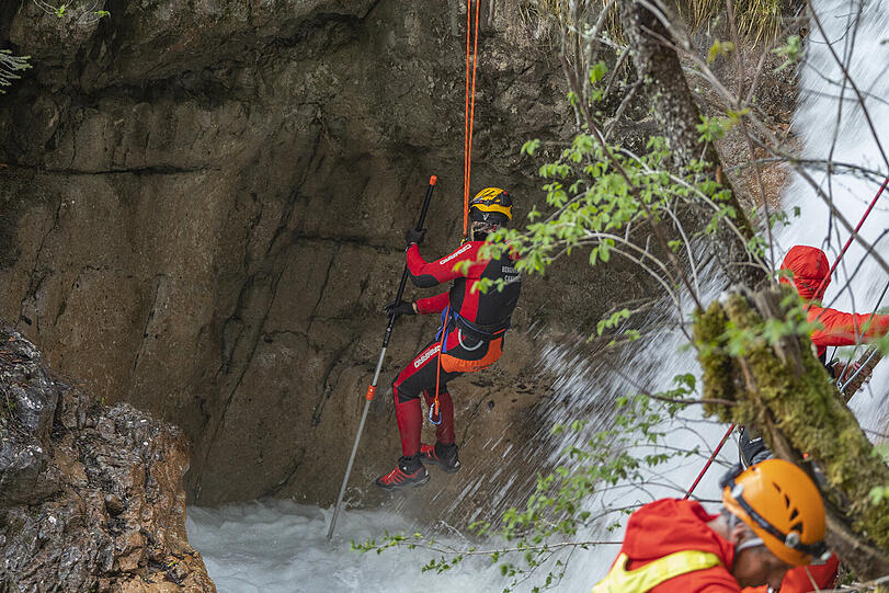 Während Wasserwacht, Polizei und Feuerwehr mit drei Booten Einsatzkräfte von der Seelände über den Königssee zum Anleger an der Königsbach-Mündung brachten, flogen die Helis weitere Retter über den See ans Ostufer.