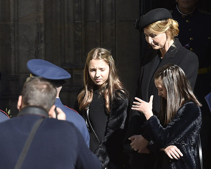 Nelly Gott (M) und Charlotte Gott (r), Töchter des verstorbenen Sängers Karel Gott, verlassen gemeinsam mit ihrer Mutter und Ehefrau des Verstorbenen, Ivana Gott (2.v.r), die Trauerfeier.