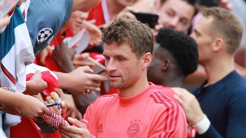 Um Autogramme von Thomas Müller und den anderen Bayern-Stars werden die Fans wohl bis auf Weiteres vergeblich bitten. (Archivbild)