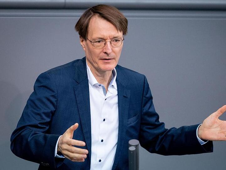 Sieht einen möglichen Wiederbeginn der Fußball-Bundesliga kritisch: SPD-Gesundheitsexperte Karl Lauterbach.