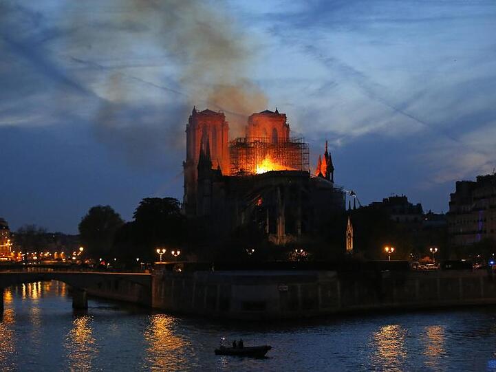 Die Pariser Kathedrale Notre-Dame steht in Flammen.