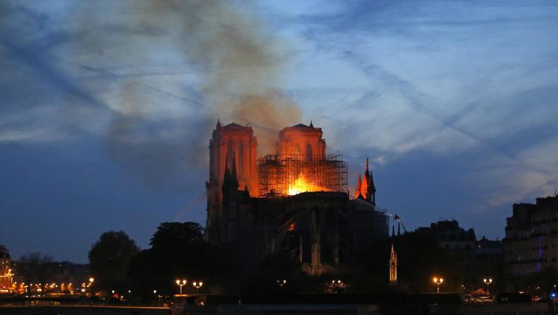 Die Pariser Kathedrale Notre-Dame steht in Flammen. Die Pariser Kathedrale Notre-Dame steht in Flammen.