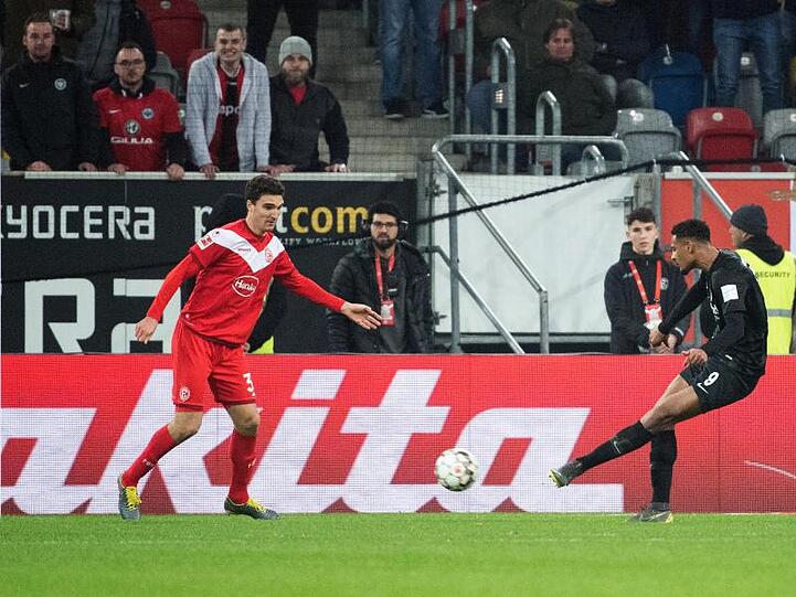 Der Frankfurter Sebastien Haller erzielt das Tor zum 2:0 gegen Fortuna Düsseldorf.