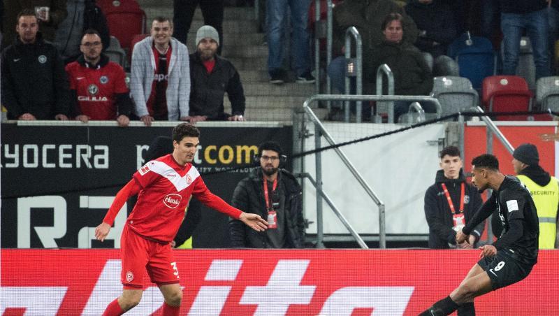 Der Frankfurter Sebastien Haller erzielt das Tor zum 2:0 gegen Fortuna Düsseldorf. Der Frankfurter Sebastien Haller erzielt das Tor zum 2:0 gegen Fortuna Düsseldorf.