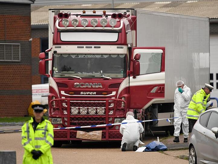 Spurensicherung an dem Lkw, in dem nahe London vor zwei Wochen 39 Leichen entdeckt worden waren.