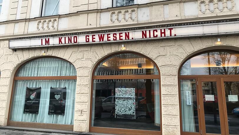 Nein, das ist freilich kein neuer Filmtitel überm Eingang zum Neuen Maxim-Kino. Die roten Buchstaben müssen noch hängen bleiben. Leider. Nein, das ist freilich kein neuer Filmtitel überm Eingang zum Neuen Maxim-Kino. Die roten Buchstaben müssen noch hängen bleiben. Leider.