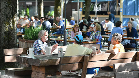 Gäste im Biergarten am Nockherberg. Hier hätten eigentlich etliche EM-Spiele gezeigt werden sollen. Eigentlich...