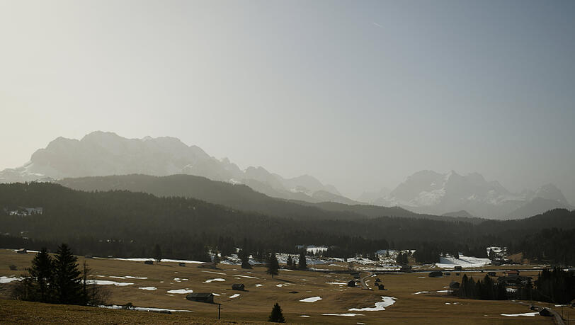 Beim Wandern in den oberbayerischen Alpen ist ein Mann nahe Mittenwald tödlich verunglückt