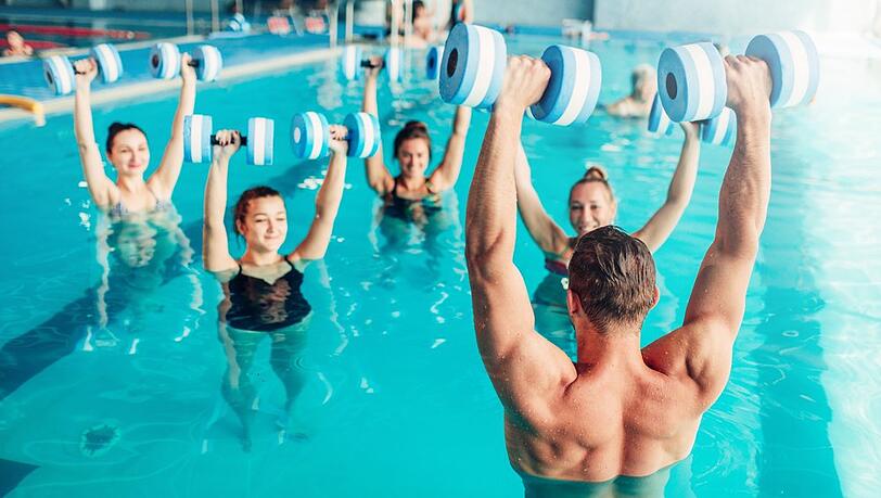Längst nicht mehr nur für Senioren: Aquafitness kann für alle Menschen Vorteile haben.