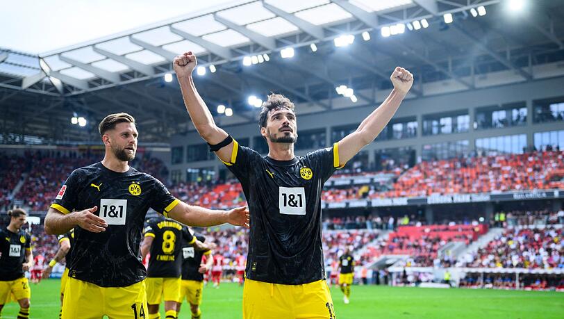 Dortmunds Mats Hummels (r) jubelt nach seinem Tor zum 4:2.