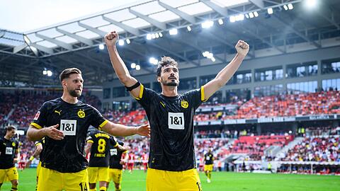 Dortmunds Mats Hummels (r) jubelt nach seinem Tor zum 4:2.