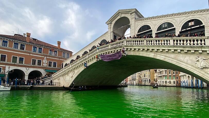Klimaaktivisten färben Canal Grande in Venedig grün