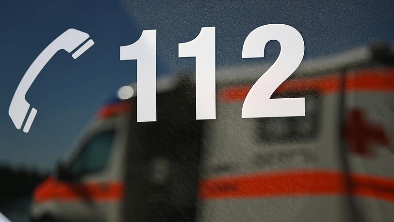 Der Rettungsdienst und die Polizei rückten zu dem Einsatzort im Süden Münchens aus. (Symbolbild)