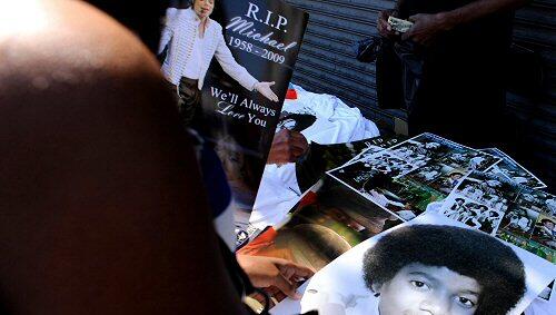 Nach dem tragisches Tod Michael Jacksons wird jetzt die Apotheke des King of Pop untersucht. Nach dem tragisches Tod Michael Jacksons wird jetzt die Apotheke des King of Pop untersucht.