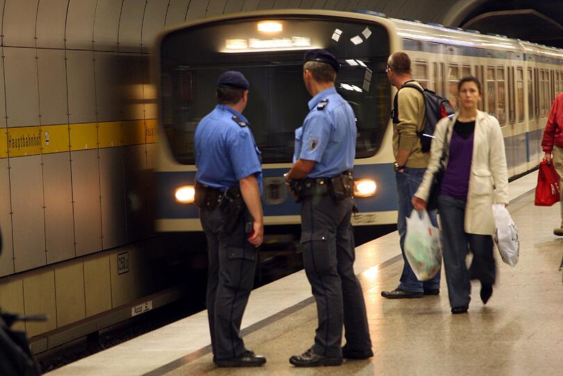 Ein 14-Jähriger beleidigte und bedrohte einen U-Bahnfahrer. Zuvor hatter er mit seinem Reisepass eine Fahrscheinkontrolle durchgeführt.