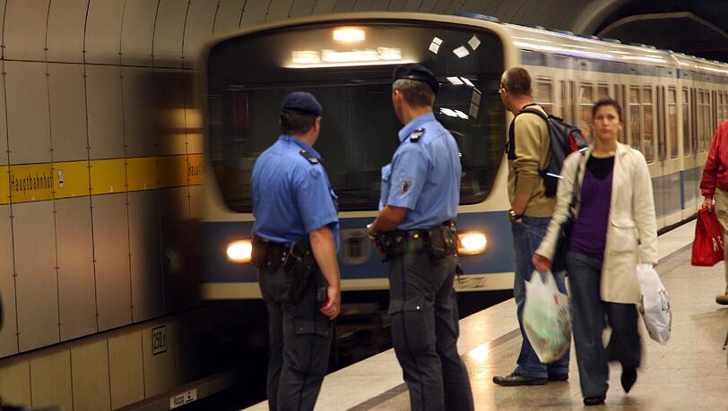 Ein 14-Jähriger beleidigte und bedrohte einen U-Bahnfahrer. Zuvor hatter er mit seinem Reisepass eine Fahrscheinkontrolle durchgeführt. Ein 14-Jähriger beleidigte und bedrohte einen U-Bahnfahrer. Zuvor hatter er mit seinem Reisepass eine Fahrscheinkontrolle durchgeführt.