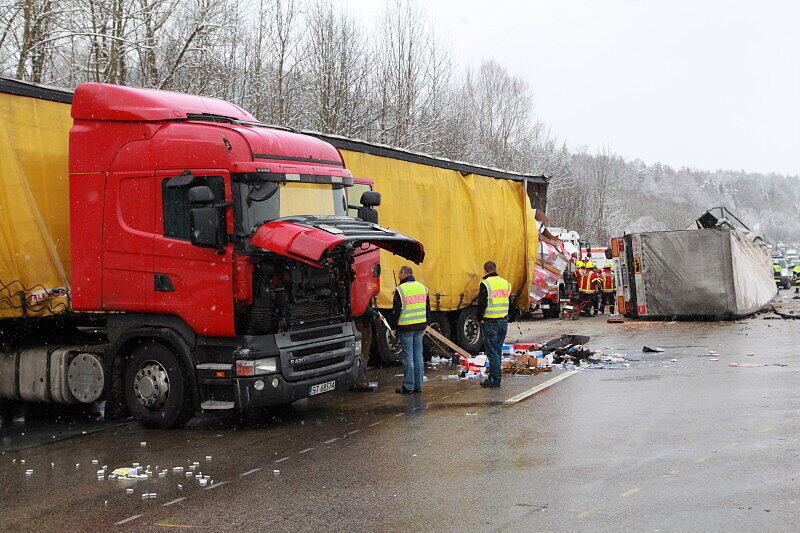 Schwerer Lkw-Unfall auf der A 8 in Richtung Salzburg: Die Bilder