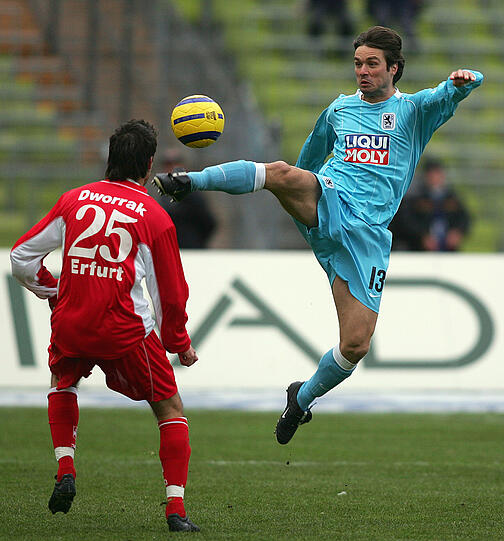 In der zweiten Liga angekommen, fightet Harald Cerny in der Saison 04/05 wieder in hellerem Blau um den Aufstieg.