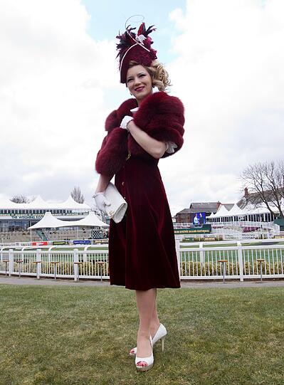 Ladies Day! Für die feinen Damen in England Tradition. Auf dem Aintree-Pferderennkurs bretzeln sich die Frauen ordentlich auf machen ausgelassen Party. Die Bilder vom schrägen Society-Event.