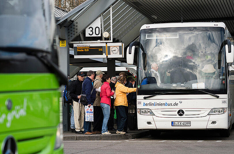 Ein Reisebus der Firma berlinlinienbus auf dem Zentralen Omnibushof in der Haupstadt.