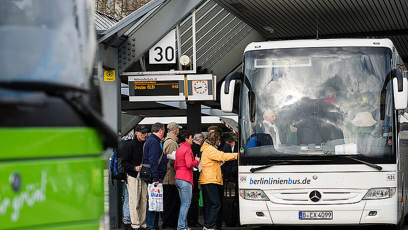 Ein Reisebus der Firma berlinlinienbus auf dem Zentralen Omnibushof in der Haupstadt. Ein Reisebus der Firma berlinlinienbus auf dem Zentralen Omnibushof in der Haupstadt.