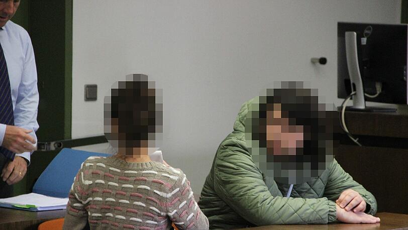 Gemeinsam auf der Anklagebank: Mutter und Sohn. Gemeinsam auf der Anklagebank: Mutter und Sohn.