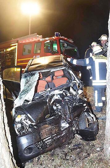 Ein Reh flog nach dem Zusammenstoß mit einem Wagen durch die Windschutzscheibe eines anderen Autos. Die Fahrerin wurde schwer verletzt und starb noch am selben Abend im Krankenhaus.