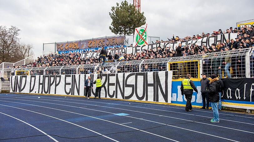 Auch beim Gastspiel des TSV 1860 in Jena musste sich Dietmar Hopp von den Fans beleidigen lassen.