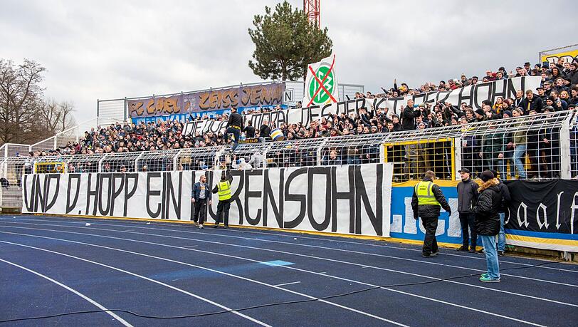 Auch beim Gastspiel des TSV 1860 in Jena musste sich Dietmar Hopp von den Fans beleidigen lassen. Auch beim Gastspiel des TSV 1860 in Jena musste sich Dietmar Hopp von den Fans beleidigen lassen.