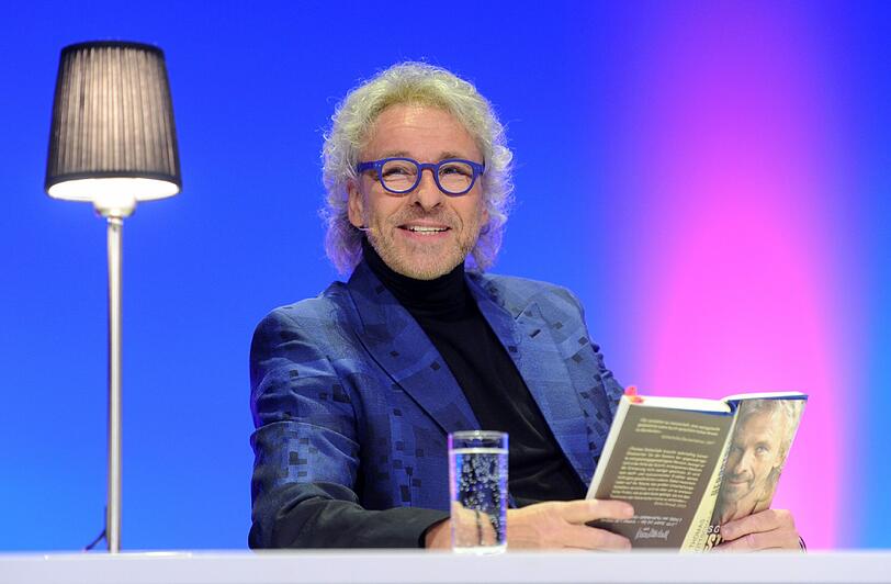 Entspannt, anekdotisch, narzisstisch-selbstironisch, amüsant: Thomas Gottschalk bei seiner Show-Lesung aus &bdquo;Herbstblond&ldquo;.