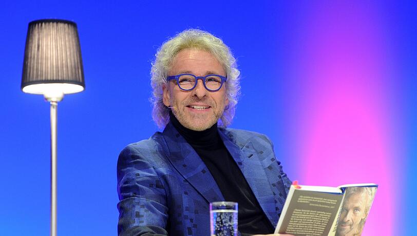 Entspannt, anekdotisch, narzisstisch-selbstironisch, amüsant: Thomas Gottschalk bei seiner Show-Lesung aus „Herbstblond“. Entspannt, anekdotisch, narzisstisch-selbstironisch, amüsant: Thomas Gottschalk bei seiner Show-Lesung aus „Herbstblond“.