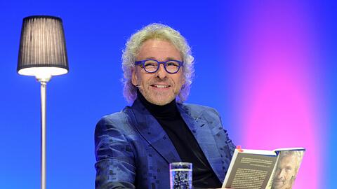 Entspannt, anekdotisch, narzisstisch-selbstironisch, amüsant: Thomas Gottschalk bei seiner Show-Lesung aus &bdquo;Herbstblond&ldquo;.