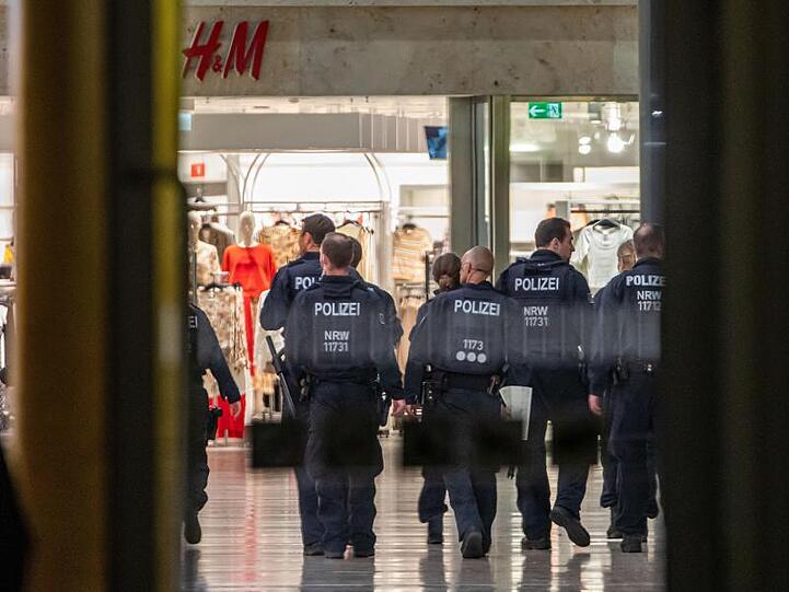 Polizeibeamte beim Einsatz in dem Einkaufszentrum in Duisbureg.