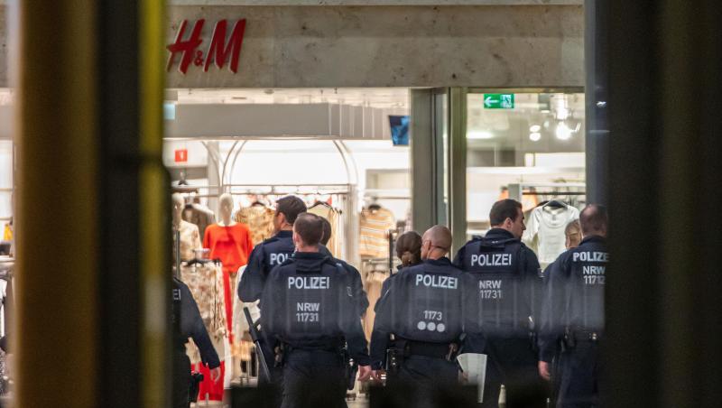 Polizeibeamte beim Einsatz in dem Einkaufszentrum in Duisbureg. Polizeibeamte beim Einsatz in dem Einkaufszentrum in Duisbureg.