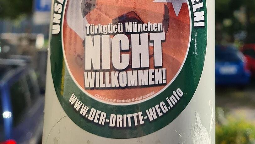 Mit diesen Aufklebern hetzt die rechtsextreme Partei "Der III. Weg" deutschlandweit gegen Türkgücü München.