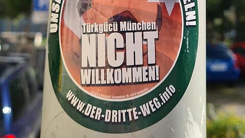 Mit diesen Aufklebern hetzt die rechtsextreme Partei "Der III. Weg" deutschlandweit gegen Türkgücü München.