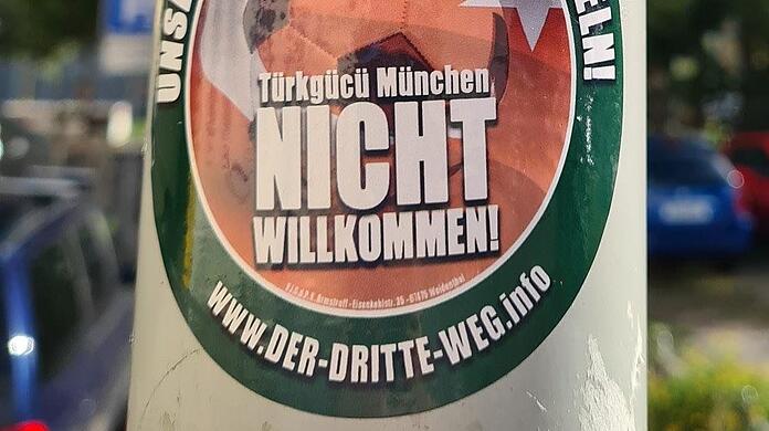 Mit diesen Aufklebern hetzt die rechtsextreme Partei "Der III. Weg" deutschlandweit gegen Türkgücü München.