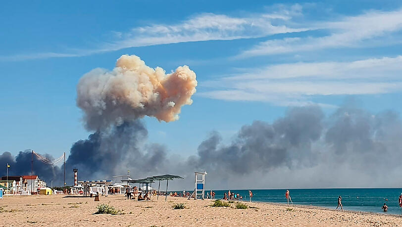 Am Strand von Saky steigt Rauch nach einer Explosion auf. Auf der von Russland annektierten ukrainischen Halbinsel Krim im Schwarzen Meer ist Munition auf einem russischen Luftwaffenstützpunkt explodiert.