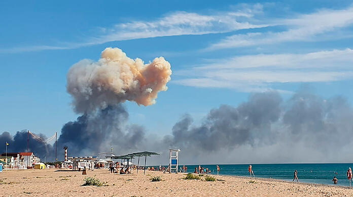 Am Strand von Saky steigt Rauch nach einer Explosion auf. Auf der von Russland annektierten ukrainischen Halbinsel Krim im Schwarzen Meer ist Munition auf einem russischen Luftwaffenstützpunkt explodiert.