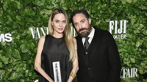 Schauspielerin Angelina Jolie, links, posiert mit dem Darstellerpreis für ihre Rolle in "Maria" mit Filmemacher Pablo Larrain während der Gothams Film Awards im Cipriani Wall Street in New York.